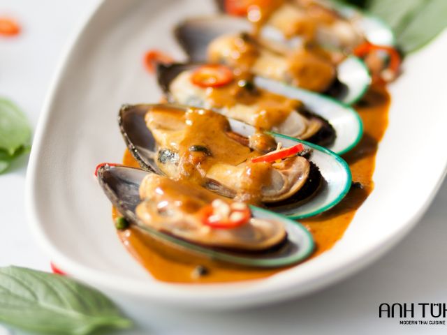 ANH TUKK Modern Thai Cuisine_Chili & green peppercorns mussels, sweet basils with Roti_menu_image